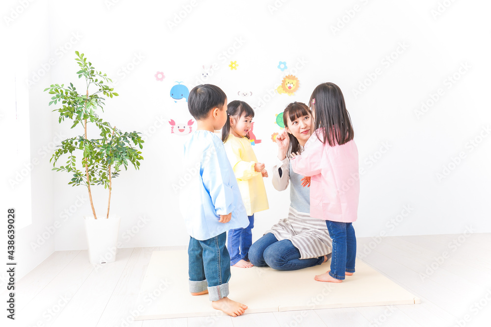 保育士と子どもたち