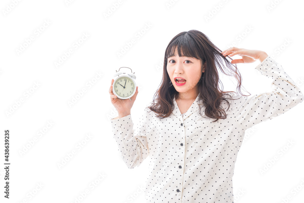 寝坊をする若い女性