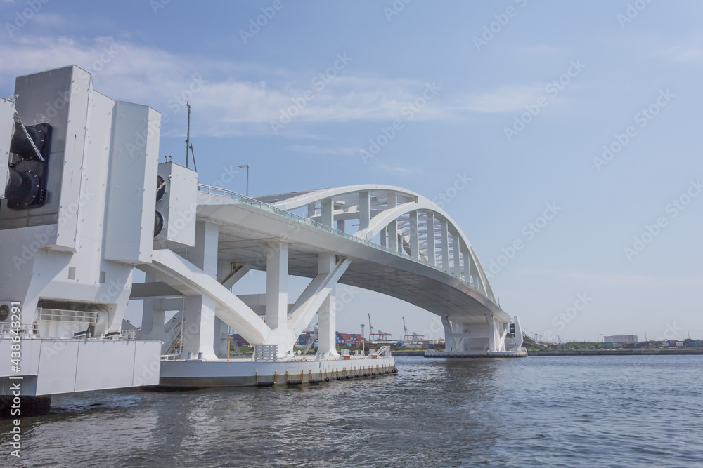 Fototapeta premium 舞洲側から見た夢舞大橋