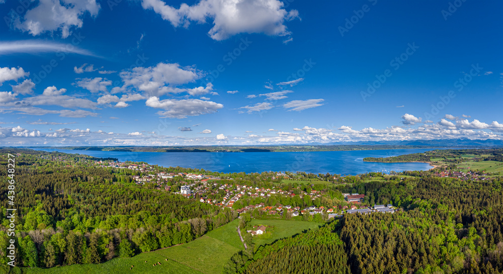 Fototapeta premium Landschaft bei Tutzing am Starnberger See, Bayern, Deutschland