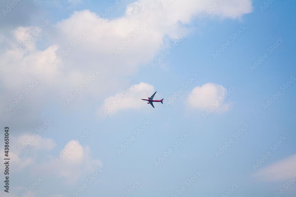 Flugzeug steigt in den Himmel auf