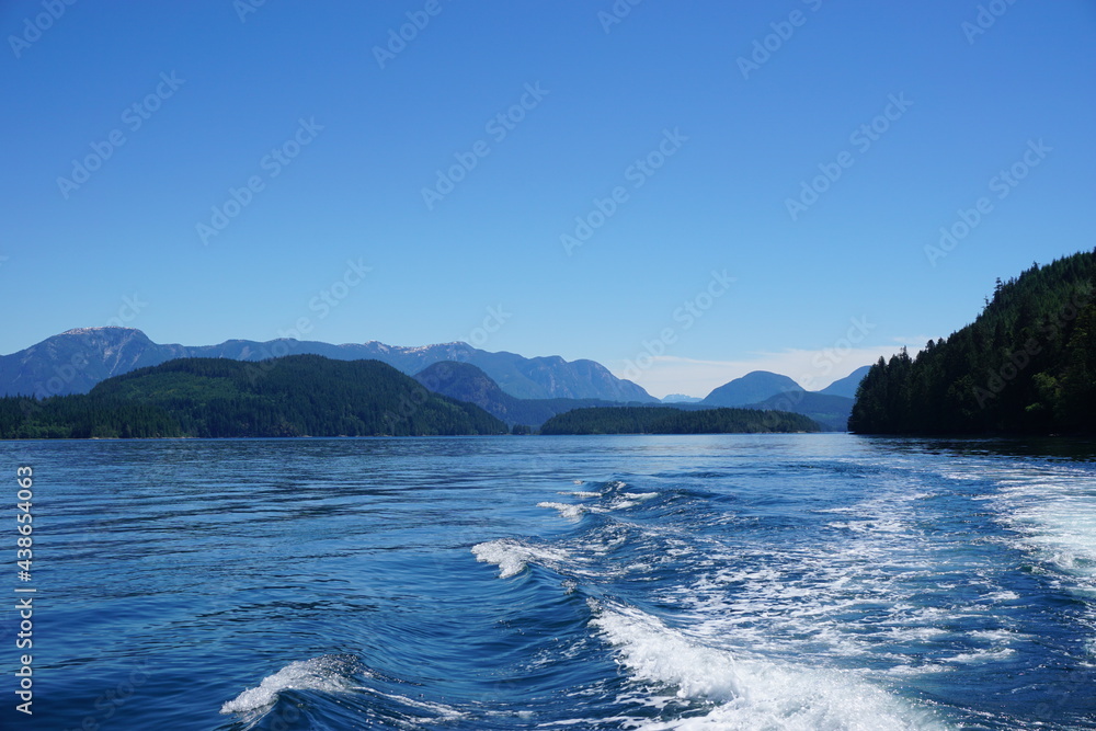 Fahrt mit dem Boot zwischen den Inseln bei Vancouver island Fahrt mit dem Boot zwischen den Inseln bei Vancouver island