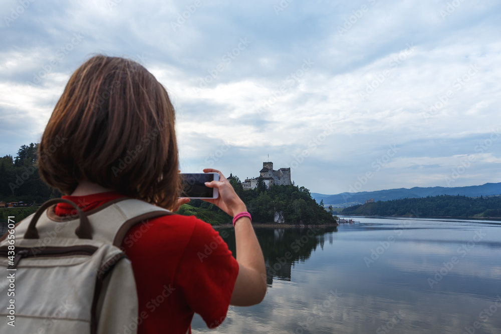 Obraz premium girl making a photo shoot of castle niedzica