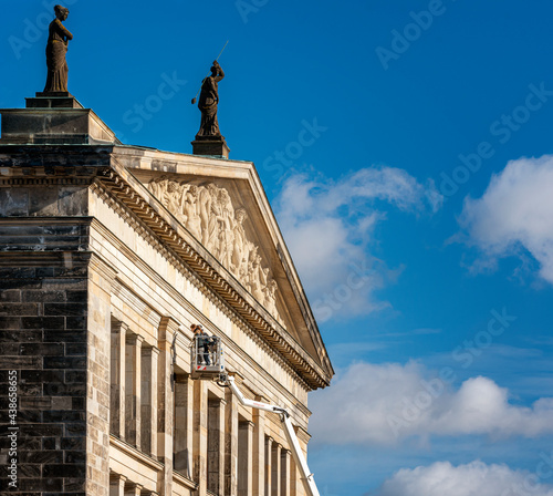 Hebeühne am historischen Gebäude photo