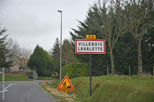 En roulant, Panneau de signalisation routière : village de Villebois-Lavalette, département de la Charente, région Nouvelle-Aquitaine. 