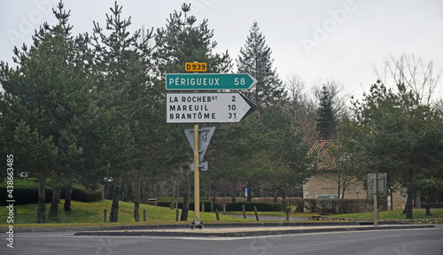 Panneau de signalisation routière : flèches de direction Périgueux, La Rochebeaucourt-et-Argentine, Brantôme, Mareuil.