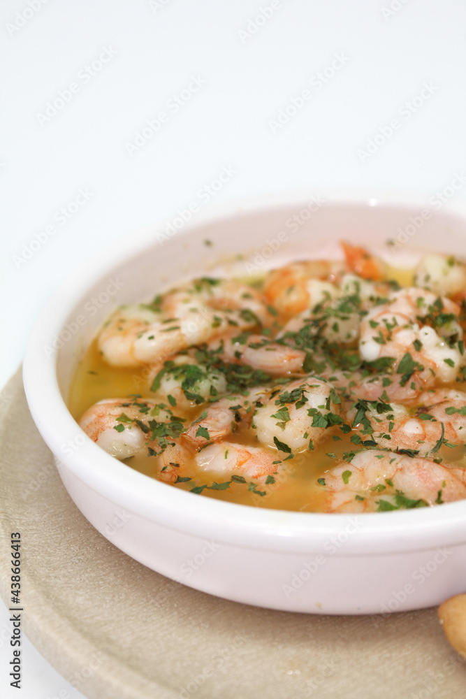 gambas al ajillo con picatostes en fondo blanco