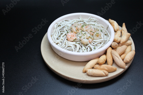 Foto ración de gambas con gulas y picatostes