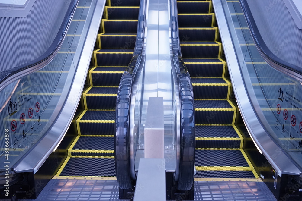 Escalator step outside shopping mall isolated - エスカレーター Escalator step outside shopping mall isolated - エスカレーター