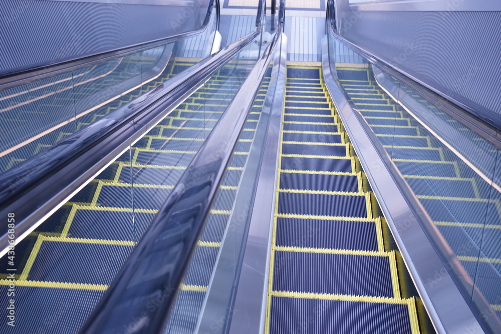 Escalator step outside shopping mall isolated - エスカレーター Escalator step outside shopping mall isolated - エスカレーター