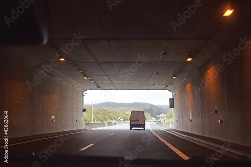 Au volant dans un tunnel routier.