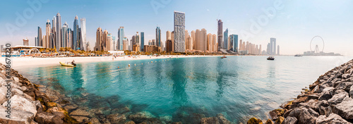 Stampa su tela Wide panorama of the Persian Gulf with sandy beach and Bluewaters Island with th