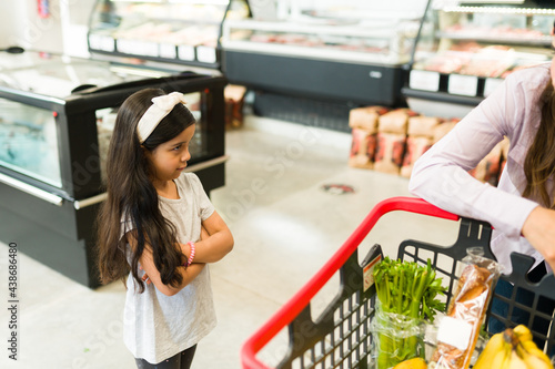 Canvas Print Daughter throwing a tantrum at the grocery shop