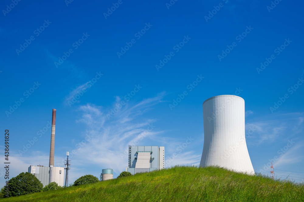 Kraftwerk mit einer grünen Wiese im Vordergrund