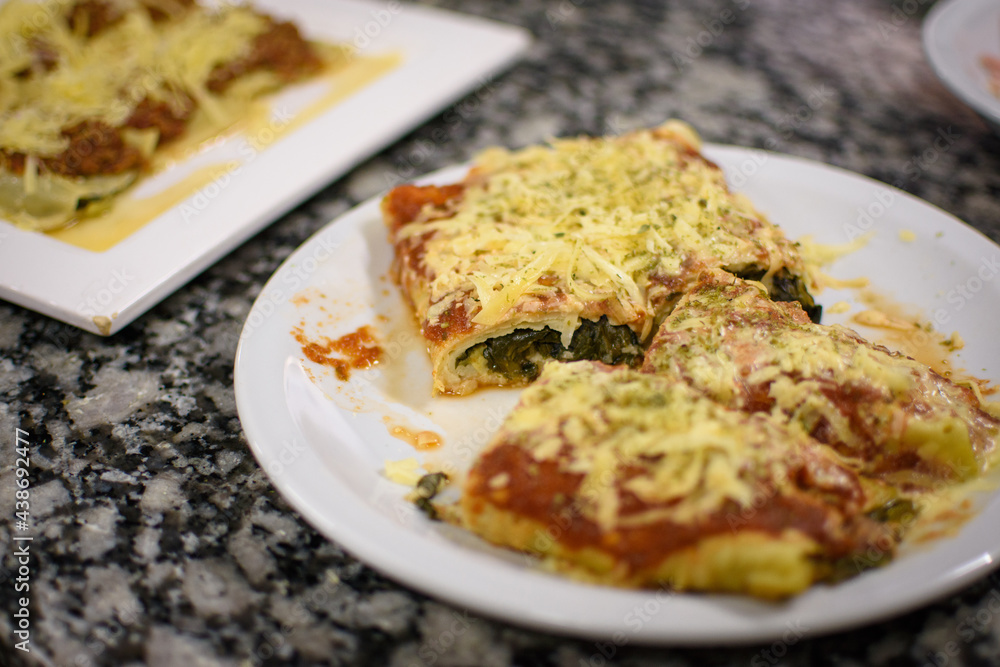 Canelones de verdura con salsa de tomates y queso rallado Canelones de verdura con salsa de tomates y queso rallado