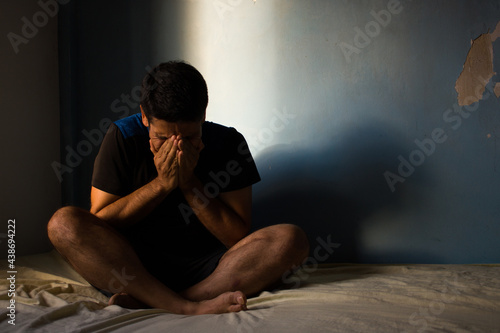 Fotografie persona con depresión, triste, persona que necesita ayuda, encierro, suicidio
