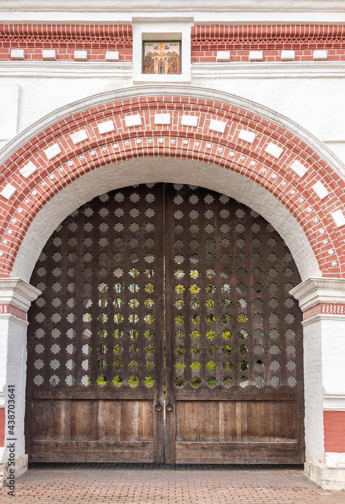 Obraz premium The Front Gate at the Kolomenskoye at summer day.
