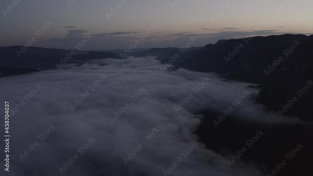 Vue de drone arrière, lever du soleil, mer de nuage. Chaines de montagne en transylvanie. Montagne, forêt, mer de nuage, lever du soleil... Été en Roumanie
Vue de drone arrière, lever du soleil, mer de nuage. Chaines de montagne en transylvanie. Montagne, forêt, mer de nuage, lever du soleil... Été en Roumanie
