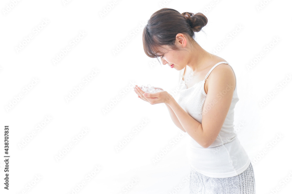 洗顔をする女性 洗顔をする女性