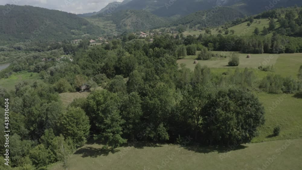 Vue de drone arrière dans les prairies de Maramures. Montagne, maison, forêt.. Été en Roumanie
Vue de drone arrière dans les prairies de Maramures. Montagne, maison, forêt.. Été en Roumanie