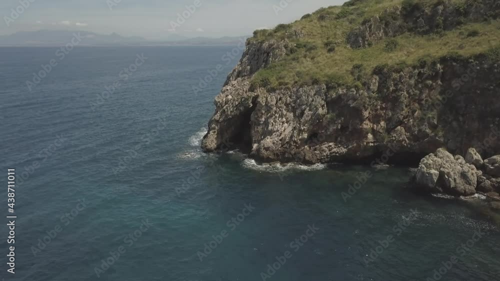 Vue de drone avant près des côtes. Eté en Sicile. Eau, vagues, rochers Vue de drone avant près des côtes. Eté en Sicile. Eau, vagues, rochers
