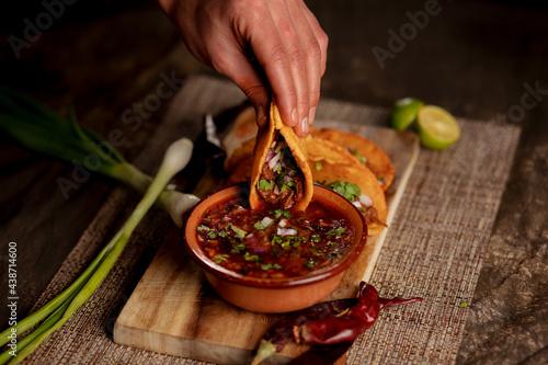 Obraz na plátně tabla preparada con taquitos de barbacoa y consome lista para comer