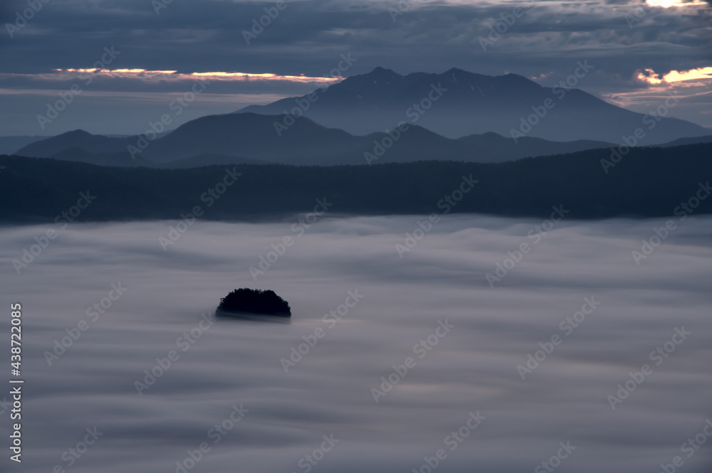 雲海に覆われた夜明けの摩周湖 Foto De Stock Adobe Stock