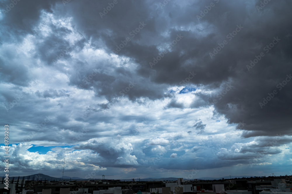 NUBES ATARDESER PRICIPIO DE LLUBIA PROCCIMA TORMENTA NUBARRONES 