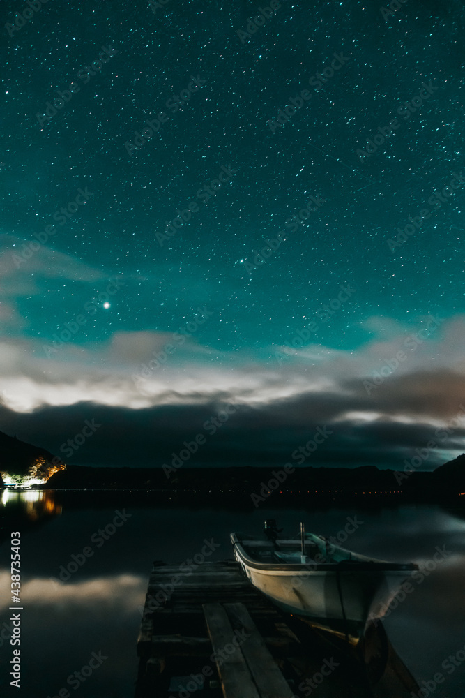 星空と湖