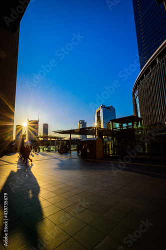 大阪駅北口からの風景、西陽と影、3月8日、日本