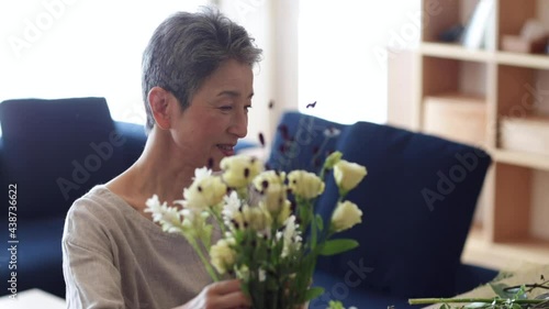 花を活ける日本人シニア女性