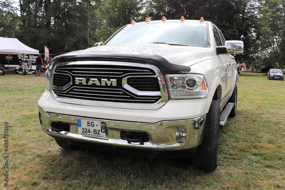 Dodge RAM 1500, pickup americain blanc, ville de Chaponnay, France  фотография Stock | Adobe Stock
