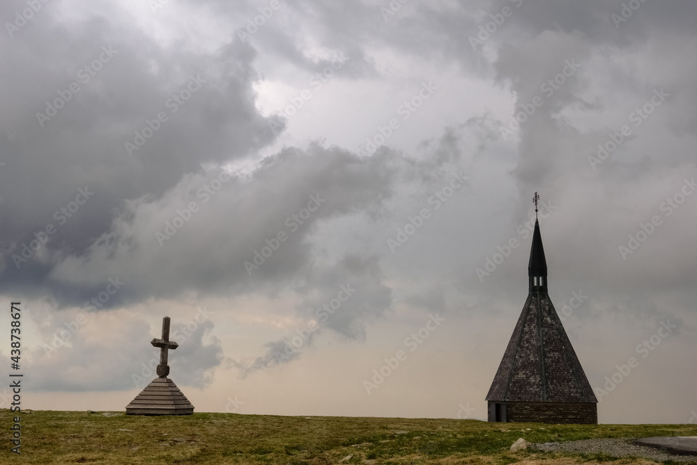 Obraz premium summit cross and a little chapel while hiking