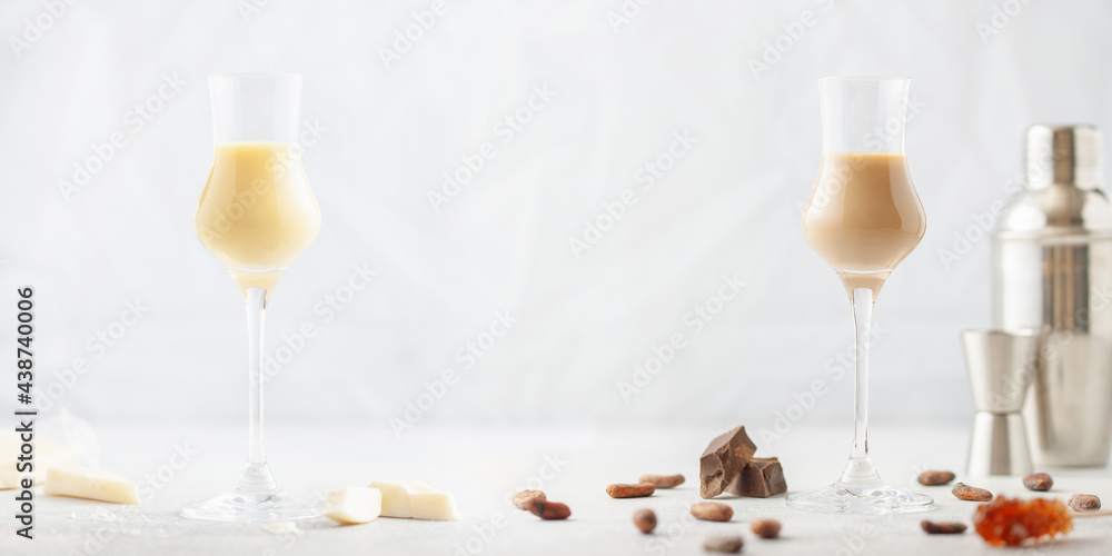 Chocolate cream alcohol liqueur in a glass, pieces of chocolate and cocoa beans. - obrazy, fototapety, plakaty 