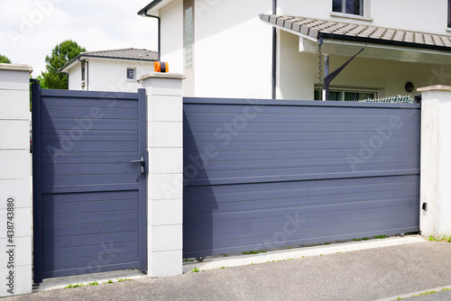 Obraz na płótnie portal aluminum grey design metal wicket gray gate of suburb house and steel doo
