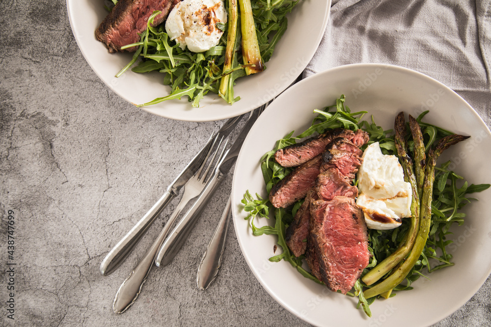 Gerösteter grüner Spargel mit medium rare Rinder Steak Streifen, Rucola ...