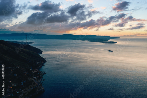 Stretto di messina al tramonto