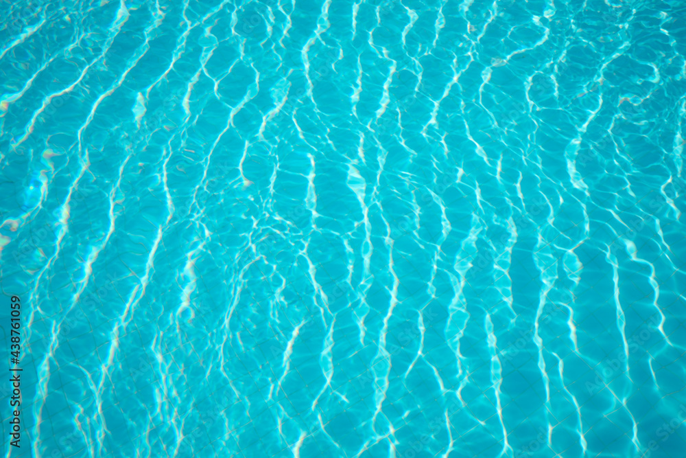 Obraz premium Clear water in outdoor swimming pool on sunny day