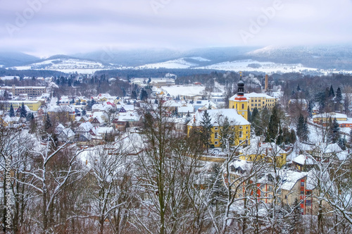 die Stadt Großschönau im Winter, Sachsen in Deutschland - the town Grossschoenau in winter with many snow, Saxony