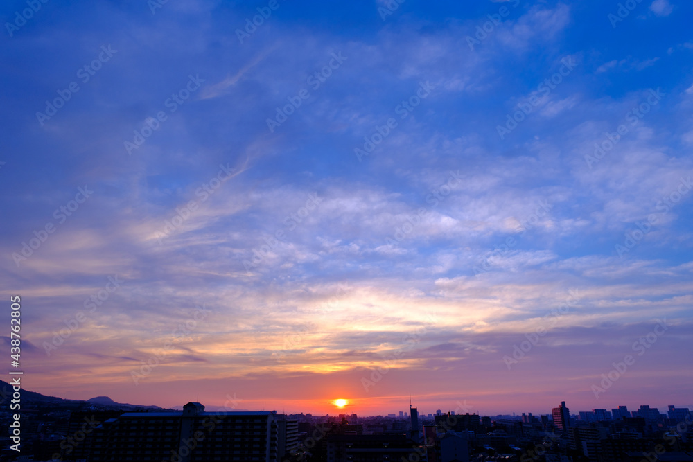 神戸市東灘区の高層マンションからの日の出、東の空がオレンジ色に染まり、神戸・芦屋・西宮の街並みがシルエットで浮かぶ。一日の始まり。 神戸市東灘区の高層マンションからの日の出、東の空がオレンジ色に染まり、神戸・芦屋・西宮の街並みがシルエットで浮かぶ。一日の始まり。