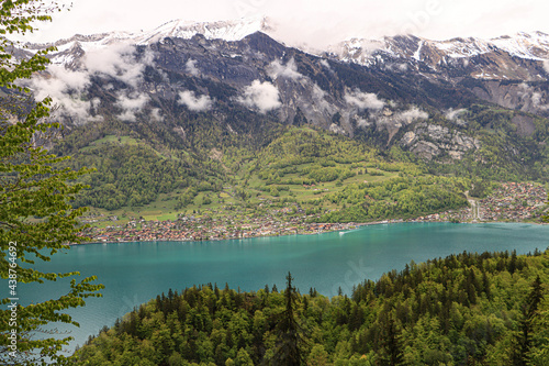 Fototapeta Naklejka Na Ścianę i Meble -  Zauberhafte Schweiz; Blick von Süden über den Brienzersee auf Brienz und Rothorn
