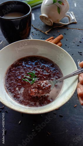 Photo of black glutinous rice porridge and coconut milk, photo of sweet food photo