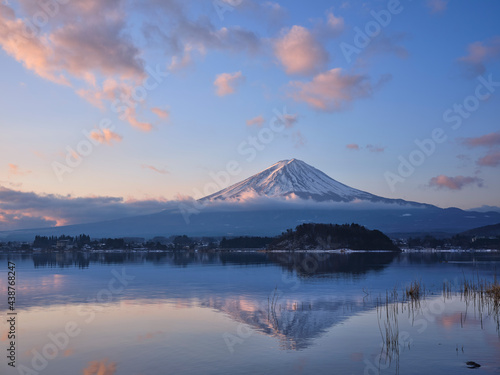 河口湖から早朝の富士山