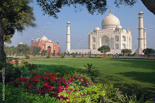 Obraz na plátně Zona de jardines y edificios del Taj Mahal en la ciudad de Agra, India
