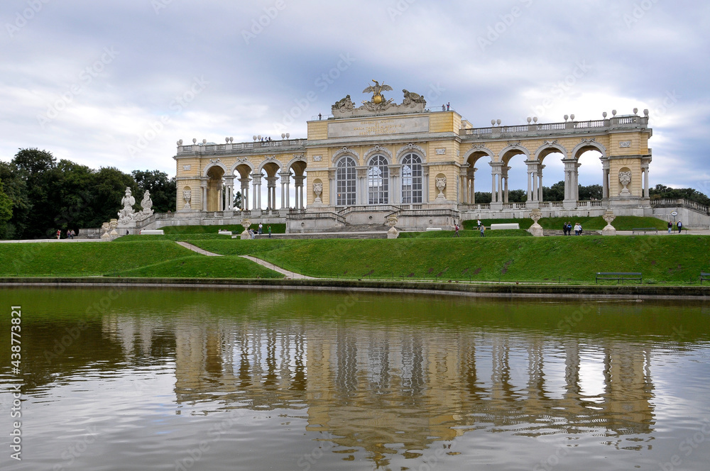Lago y glorieta en los jardines del palacio de Schonbrunn en Viena