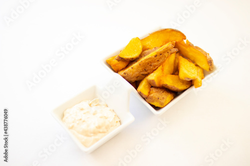 Baked potato fries with white sauce - Cuñas de patata frita con salsa
