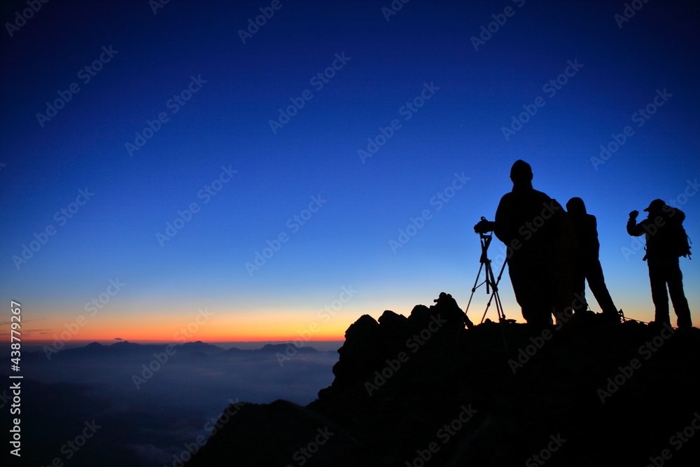 Waiting for sunrise, Photographer 山頂での日の出待ちのフォトグラファー