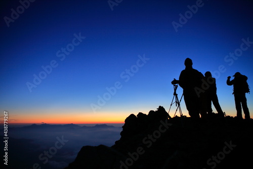 Waiting for sunrise, Photographer 山頂での日の出待ちのフォトグラファー