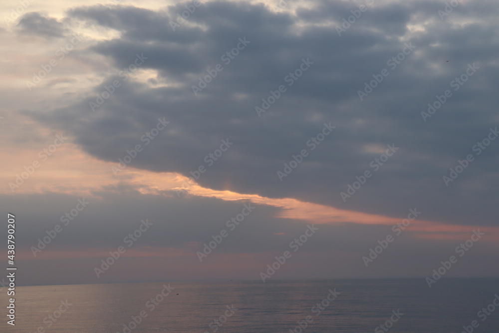 Obraz premium 日の出を海岸より撮影