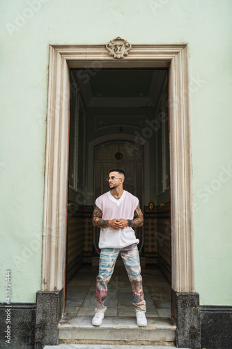 Chico joven guapo tatuado posando en entornos urbanos con ropa a la moda © MiguelAngelJunquera